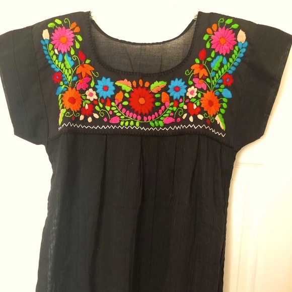 New Hand  🖐 embroidered short sleeve blouse. - Picture 1 of 3